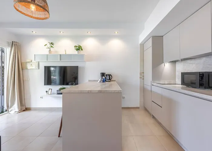 Cozy 1 Bedroom With 2 Pools & Tennis Court 아파트 *